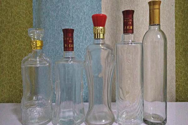 玻璃瓶廠家在生產(chǎn)過(guò)程中怎樣保質(zhì)保量？